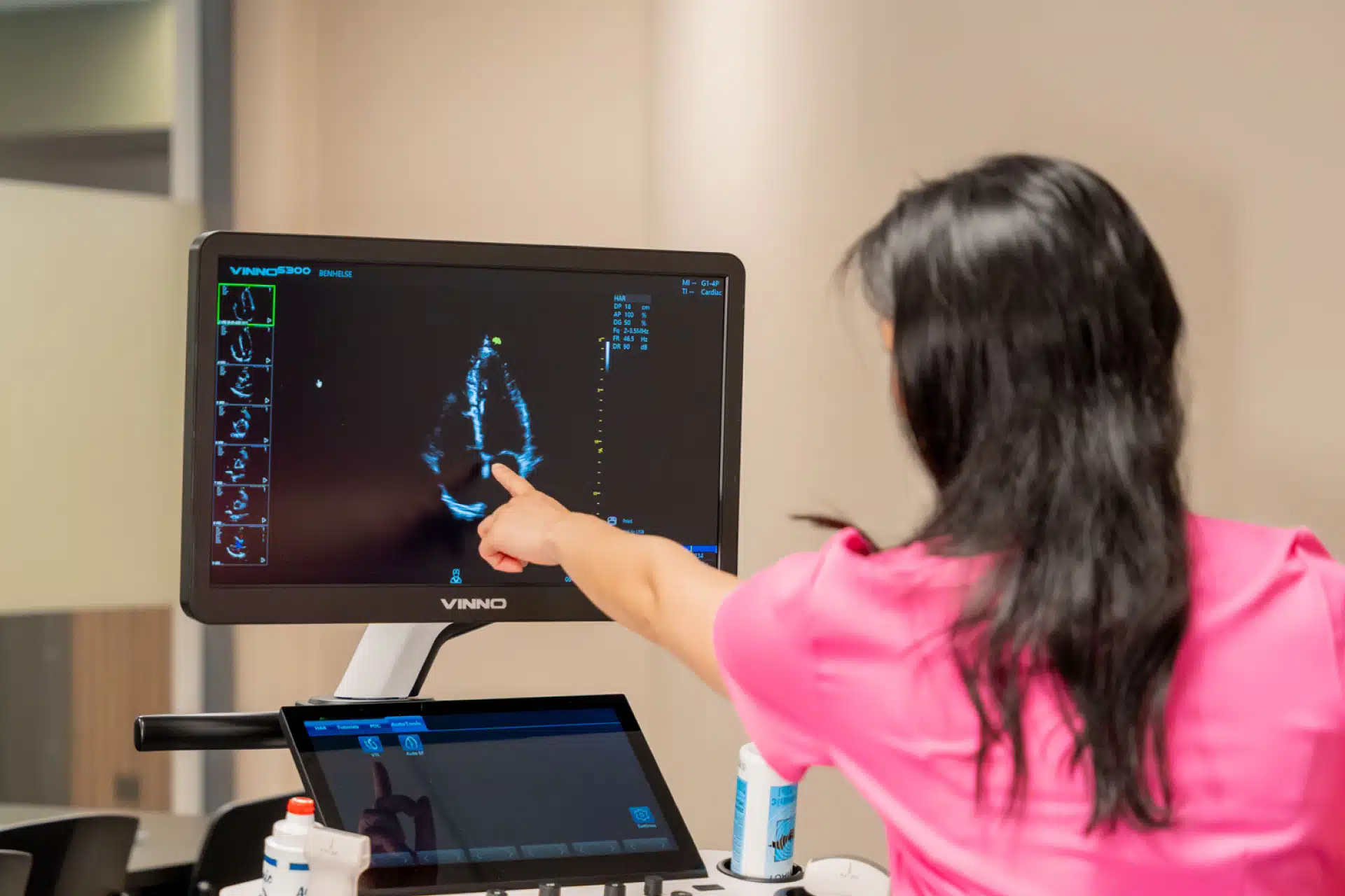 Dr. Ai Phi Thuy Ho utfører ultralyd på et hjerte